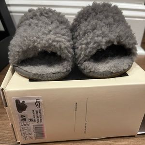 Gray UGG slippers for BabyGIRL 4/5. In great condition.